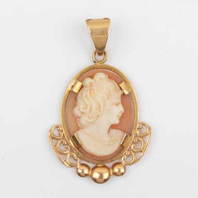 Pendentif à décor de jeune femme, gravé en...