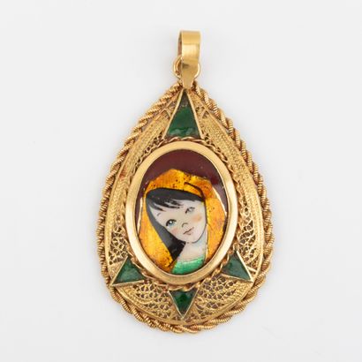 Gold pendant with filigree and enamel decoration...