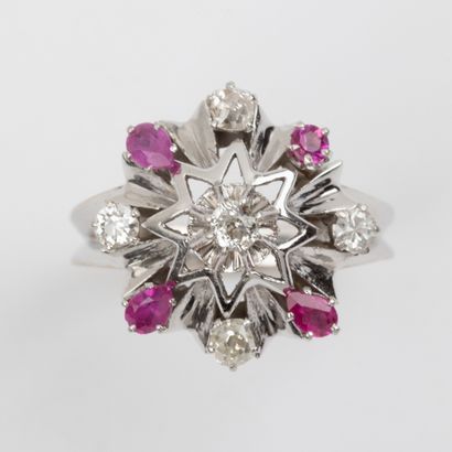 Daisy ring with old-cut diamonds and rubies
Gross...