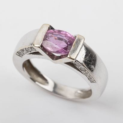 Central pink stone ring with brilliant-cut...