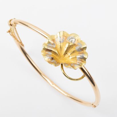 Hinged bangle with 