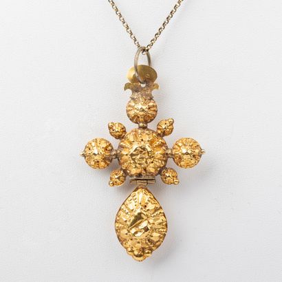 Auvergne cross pendant chain, 18K gold 
19th...