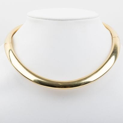 Semi-articulated torque necklace in 18K gold...