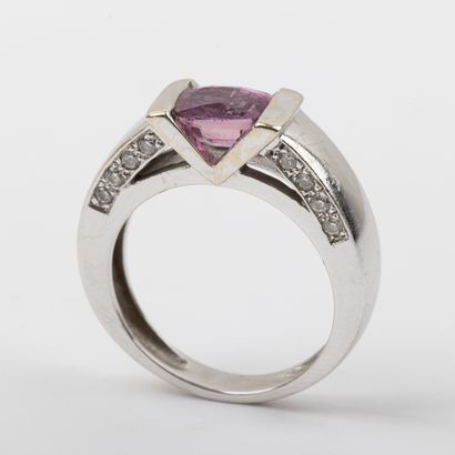Central pink stone ring with brilliant-cut...