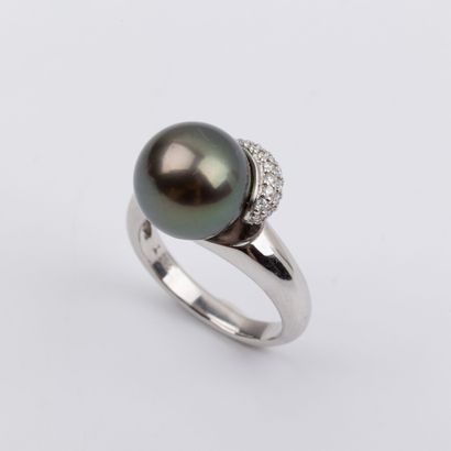 Grey pearl ring, diam: 10.9 mm approx, brilliant-cut...