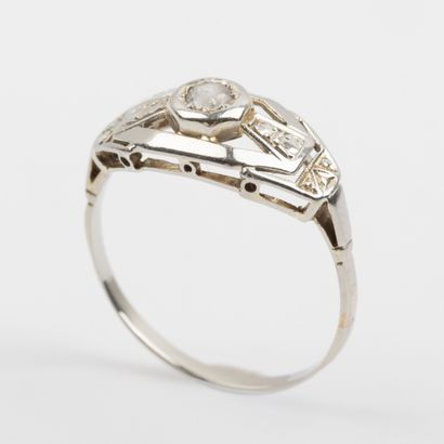 Bague de charme , pierre blanche, monture...
