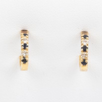 Paire de boucles d'oreilles or 18K et pierres...