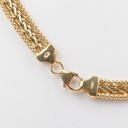 18K gold flat-weave choker necklace 
Weight:...