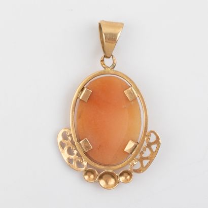 Pendentif à décor de jeune femme, gravé en...