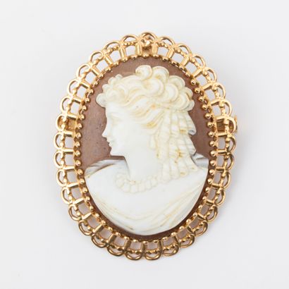 Broche à décor de jeune femme gravé en camée...