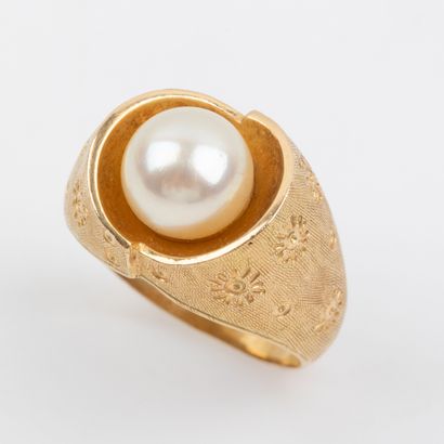 Signet ring, textured, engraved 18K gold...