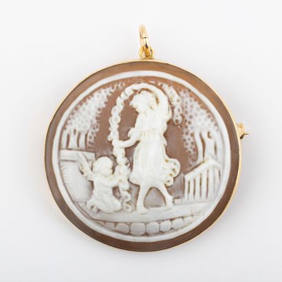 Pendentif broche scène animée, gravé en camée...