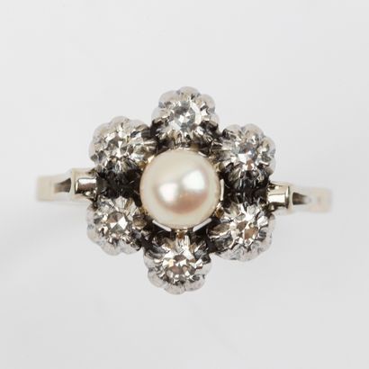 Daisy ring, central cultured pearl, diam:...