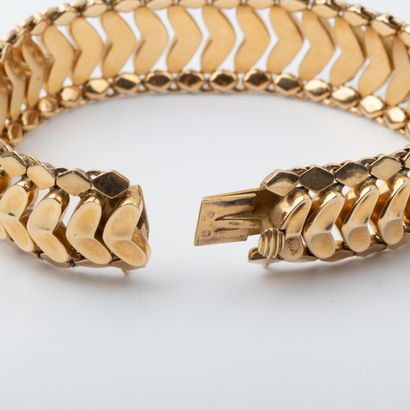 18K gold bracelet, chevron motif 
Weight:...