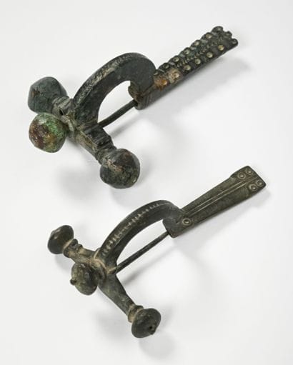 Set consisting of two bow-shaped fibulae...