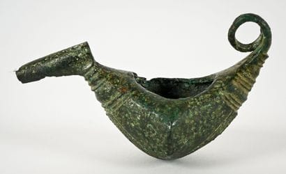 Navicella-shaped fibula 
Bronze 
The barb...