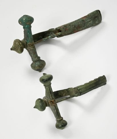 Set of two bow-shaped fibulae 
Bronze 
Roman...