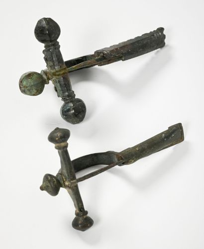 Set consisting of two bow-shaped fibulae...