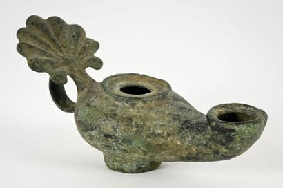 Oil lamp with a deflector adorned with a...