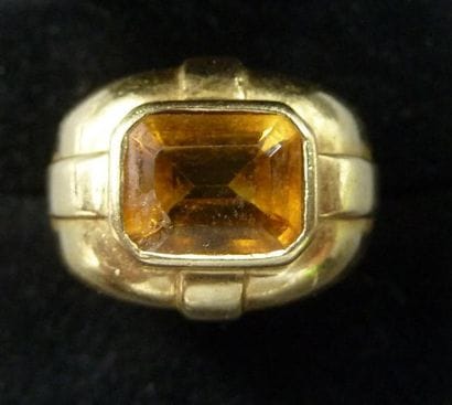 Bague chevalière or serti d'une citrine (éclat).
Poids...