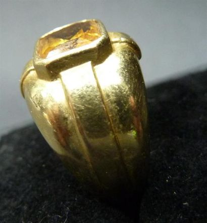 Bague chevalière or serti d'une citrine (éclat).
Poids...