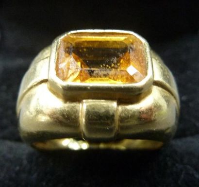 Bague chevalière or serti d'une citrine (éclat).
Poids...