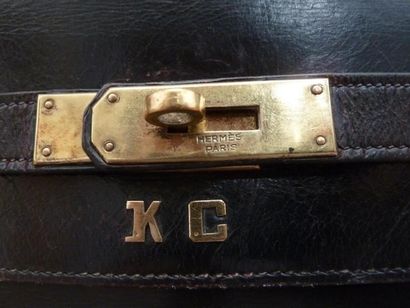 HERMES - Paris 
Sac Kelly en cuir bordeaux...