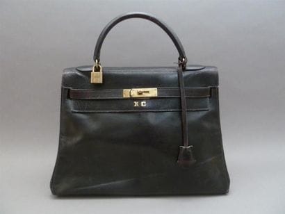 HERMES - Paris 
Sac Kelly en cuir bordeaux...
