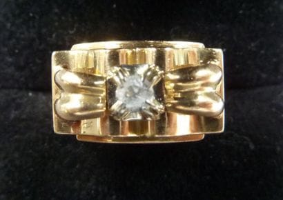Bague tank en or serti d'une pierre blanche....
