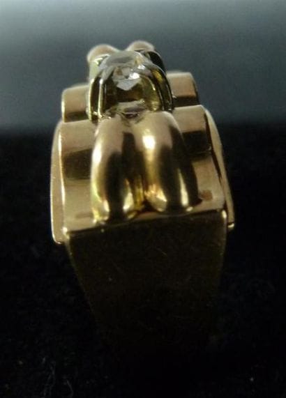 Bague tank en or serti d'une pierre blanche....