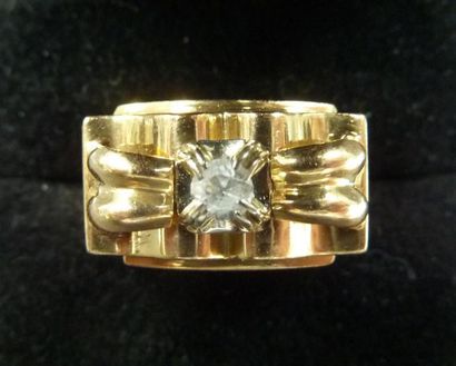 Bague tank en or serti d'une pierre blanche....