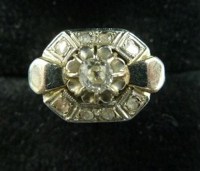 Bague or gris serti d'un diamant taille ancienne...