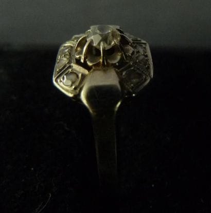 Bague or gris serti d'un diamant taille ancienne...