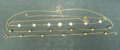 Deux colliers et un bracelet or. 
Poids :...