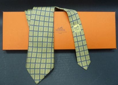 HERMES, Paris
Cravate en soie jaune et bleue,...