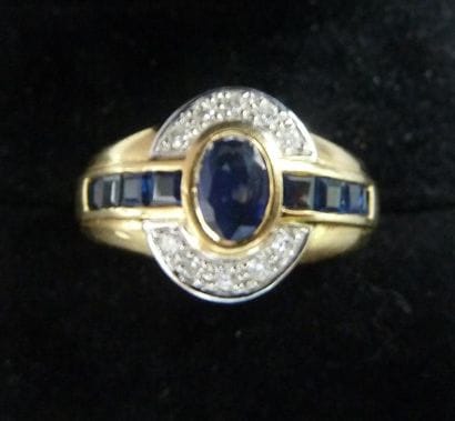 Bague or serti d'un saphir, de saphirs calibrés...