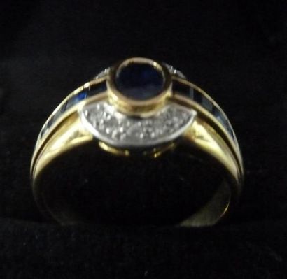 Bague or serti d'un saphir, de saphirs calibrés...