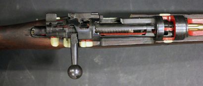Coupe didactique d'un fusil système Mauser...