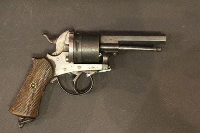 Revolver calibre 9mm percussion centrale,...