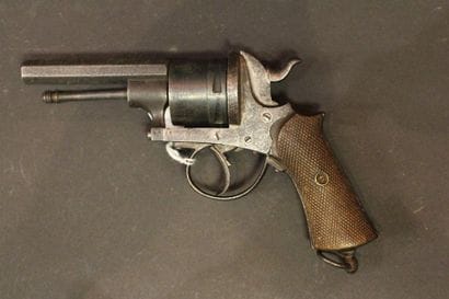 Revolver calibre 9mm percussion centrale,...