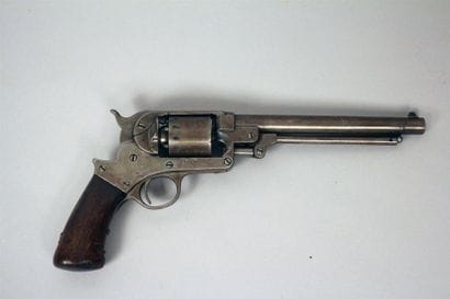 Imposant revolver contemporain de la guerre...