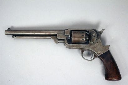 Imposant revolver contemporain de la guerre...