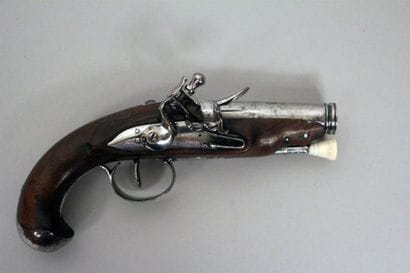 Joli pistolet à silex de gousset époque Louis...