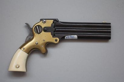 Curieux pistolet à trois canons superposés...