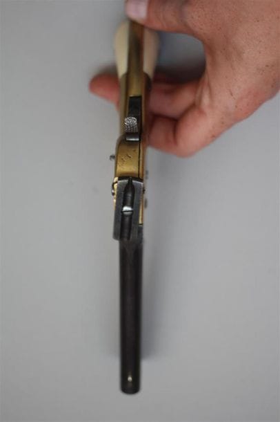 Curieux pistolet à trois canons superposés...