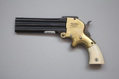 Curieux pistolet à trois canons superposés...
