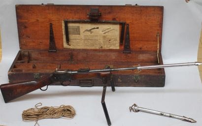 Valise en bois contenant un fusil lance harpon...