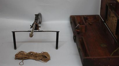 Valise en bois contenant un fusil lance harpon...