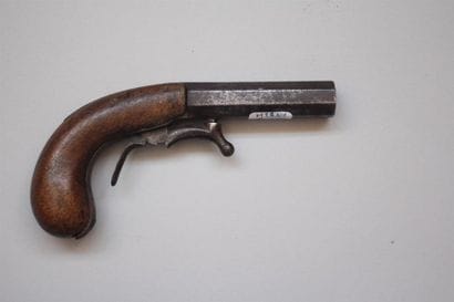 Pistolet à coffre et à percussion par-dessous...