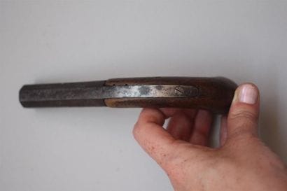 Pistolet à coffre et à percussion par-dessous...